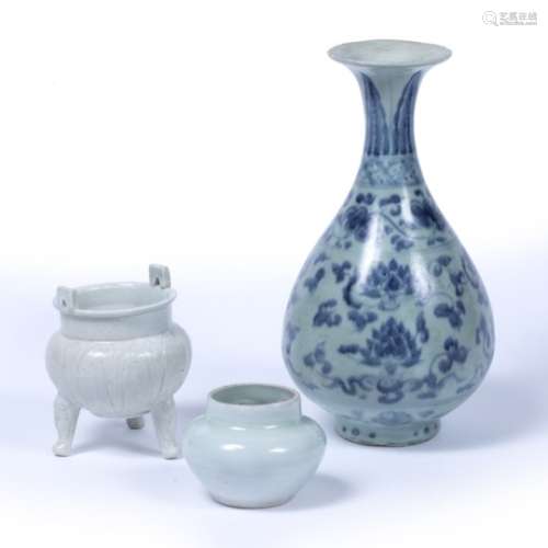 Blue and white porcelain pear shaped vase Vietnamese, 16th Century with simple blue flower