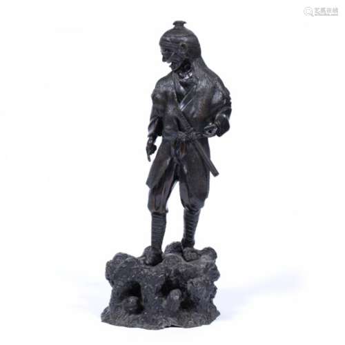 Bronze figure of a standing armed farmer Japanese, Meiji period dressed with a straw hat from