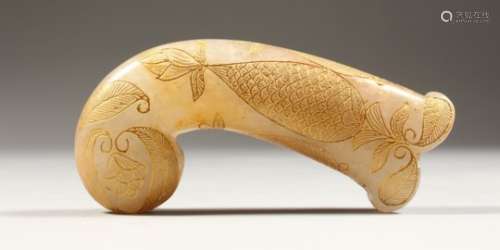 A GOOD EARLY 20TH CENTURY PERSIAN CARVED JADE DAGGER KHANJAR HANDLE, the body of the curving