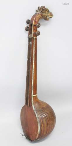 A LARGE 17TH CENTURY SOUTH INDIAN SITAR with carved dragon handle, 120cm long.