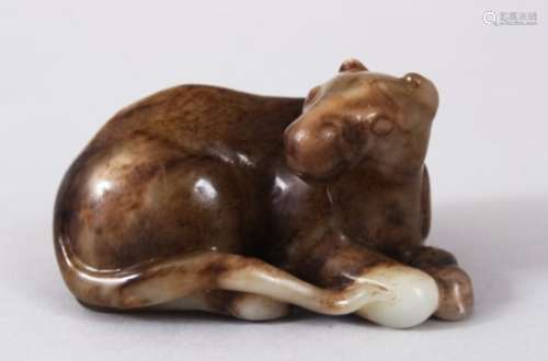 A GOOD 19TH / 20TH CENTURY CHINESE CARVED RUSSET JADE HORSE, in recumbent pose, 7.5cm wide x 4.5cm