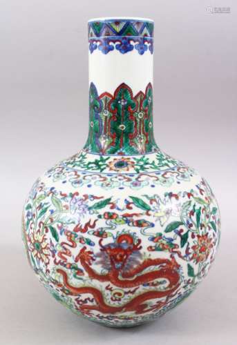 A GOOD CHINESE KANGXI STYLE DOUCAI PORCELAIN BOTTLE VASE, decorated with dragons surrounded by