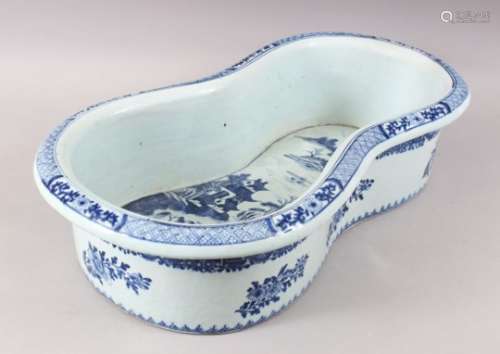 AN 18TH CENTURY CHINESE BLUE AND WHITE PORCELAIN BASIN / BIDET, decorated with landscape scenes,