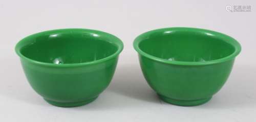 A GOOD PAIR OF CHINESE GREEN PEKING GLASS / GLASS BOWLS, 11.5cm diameter (2).