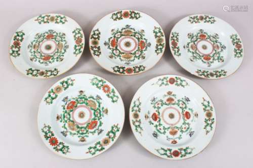 A GOOD SET OF FIVE 18TH / 19TH CENTURY CHINESE FAMILLE VERT PORCELAIN PLATES, with lotus flower