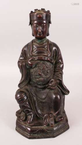 A GOOD CHINESE 19TH / 20TH CENTURY BRONZE FIGURE OF A SEATED EMPEROR, the bronze modelled seated