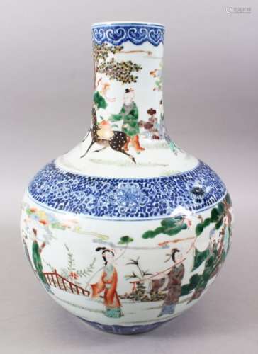 A GOOD 19TH / 20TH CENTURY CHINESE BLUE & WHITE FAMILLE VERT PORCELAIN BOTTLE VASE, decorated with