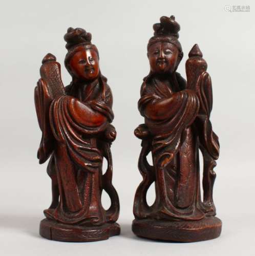 A PAIR OF 19TH CENTURY CHINESE CARVED WOOD FIGURES. 8.5ins high.