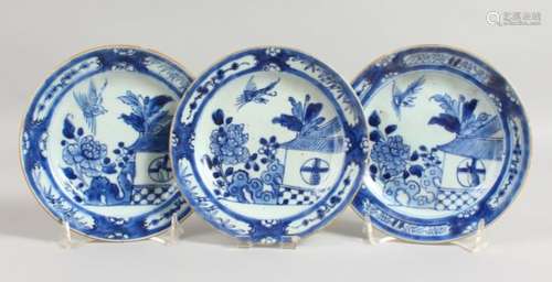 A SET OF THREE CHINESE BLUE AND WHITE KANGXI PLATES. 6.5ins wide.