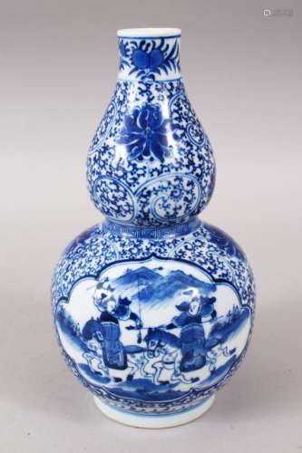 A GOOD 19TH / 20TH CENTURY CHINESE BLUE & WHITE DOUBLE GOURD PORCELAIN VASE, the vase with panels of