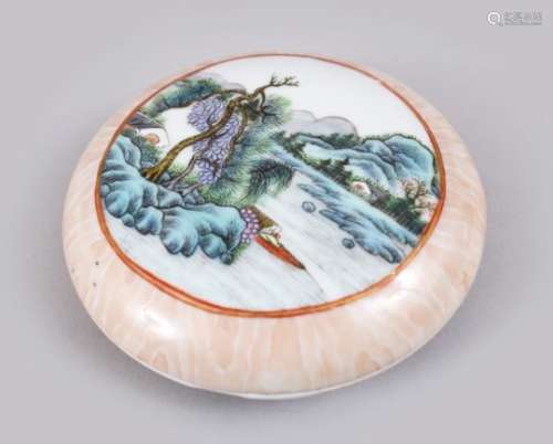 A FINE QUALITY 19TH / 20TH CENTURY CHINESE FAMILLE ROSE PORCELAIN BOX & COVER, the cover decorated