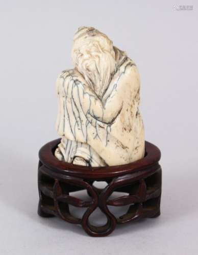 A GOOD 18TH CENTURY CHINESE CARVED IVORY FIGURE OF A BUDDHA / SAGE, in a crouched position with