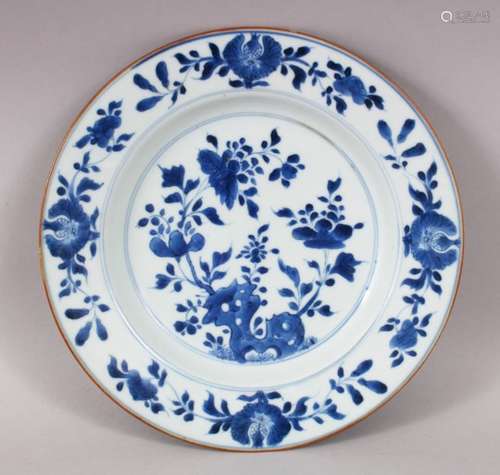 A GOOD CHINESE KANGXI PERIOD BLUE & WHITE PORCELAIN PLATE, decorated with lotus sprays, 22cm