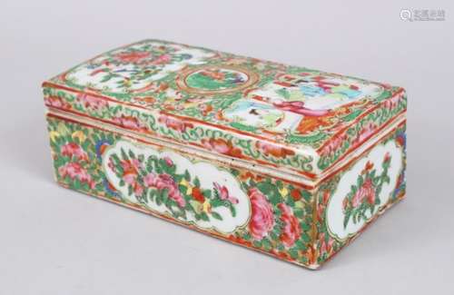 A GOOD 19TH CENTURY CHINESE CANTON FAMILLE ROSE BOX & COVER, with panels depicting figures interior,