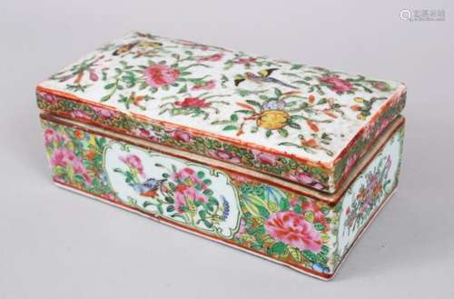 A GOOD 19TH CENTURY CHINESE CANTON FAMILLE ROSE PORCELAIN BOX & COVER, decorated with panels of