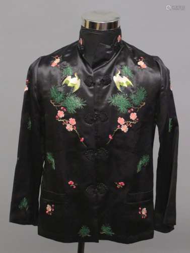 A 20TH CENTURY CHINESE BLACK GROUND LADY'S SILK JACKET, embroidered to the front with a mirrored