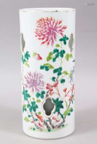 A GOOD EARLY 20TH CENTURY CHINESE REPUBLIC PORCELAIN FAMILLE ROSE HAT STAND, decorated with scenes