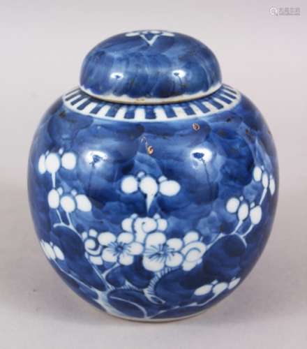 AN EARLY 20TH CENTURY CHINESE BLUE & WHITE PORCELAIN JAR & COVER, the base with double blue rings,