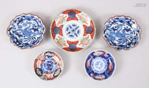 A MIXED LOT OF FIVE JAPANESE 18TH / 19TH CENTURY PORCELAIN MINIATURE DISHES, consisting of a pair of