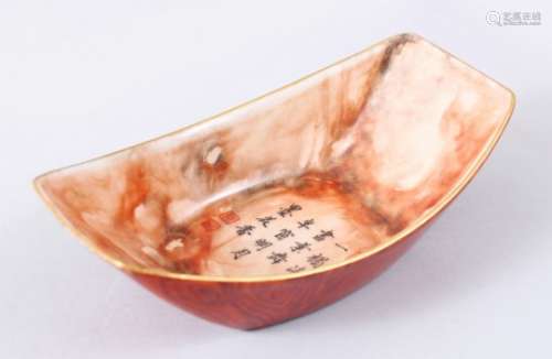 AN UNUSUAL CHINESE WOOD STYLE GROUND PORCELAIN BOAT SHAPED TEA BOWL, the interior with Chinese