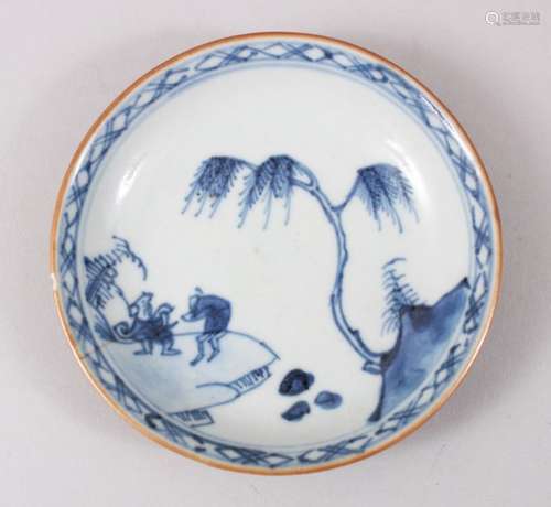 A CHINESE QIANLONG PERIOD BLUE AND WHITE / CAFE AU LAIT PORCELAIN SAUCER, the interior decorated