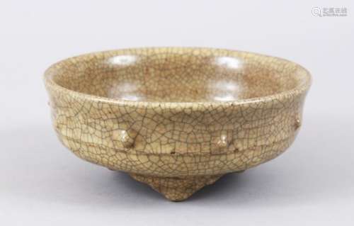 A GOOD CHINESE GE GLAZED YUAN PORCELAIN CRACKLE GLAZE BOWL, stood on three moulded feet with moulded