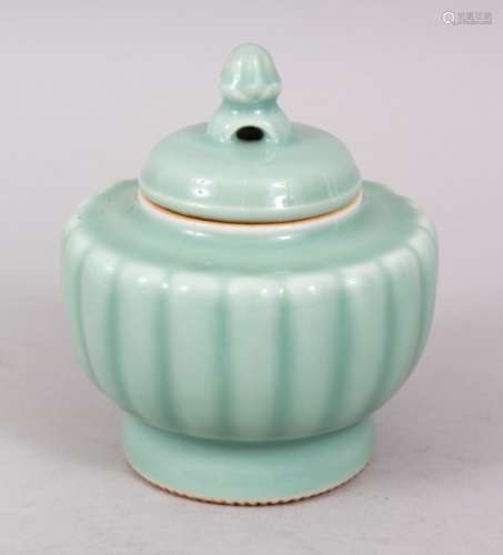 A GOOD JAPANESE 19TH / 20TH CENTURY LONGQUAN STYLE CELADON PORCELAIN KORO / CENSER & COVER, the