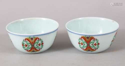A GOOD PAIR OF CHINESE DOUCAI PORCELAIN TEA BOWLS, with decorated roundel decoration, the base