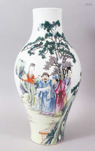 A GOOD CHINESE REPUBLIC STYLE FAMILLE ROSE PORCELAIN VASE, the body of the vases decorated with