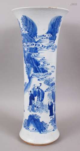 A GOOD 18TH / 19TH CENTURY CHINESE BLUE & WHITE TRANSITIONAL PORCELAIN VASE, the body depicting