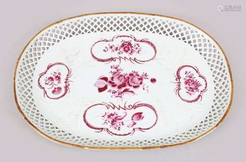 A LARGE 18TH CENTURY CHINESE EXPORT FAMILLE ROSE RETICULATED PORCELAIN DISH, the central section