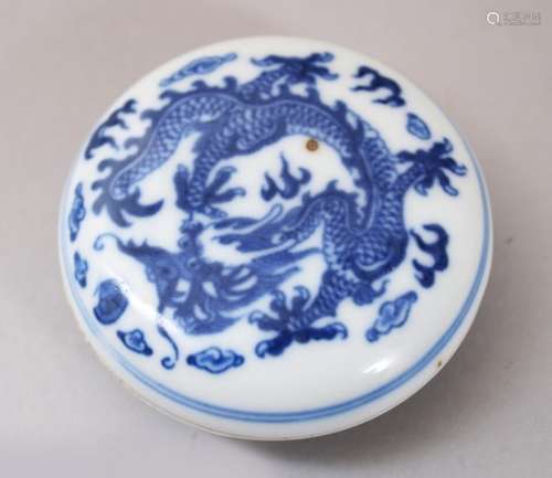 A 19TH / 20TH CENTURY CHINESE BLUE & WHITE PORCELAIN DRAGON INK BOX & COVER, the cover decorated