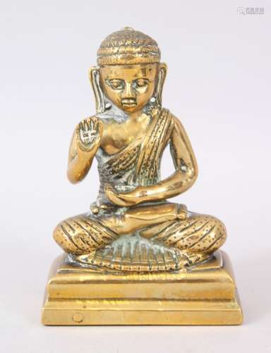 A LATE 20TH CENTURY GILT BRONZE THAI / TIBETAN BUDDHA / DEITY, in a seated meditating position, 13cm