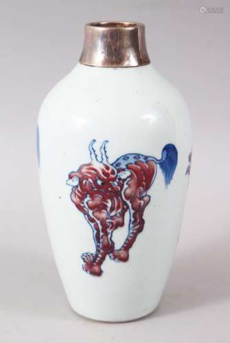 A GOOD CHINESE KANGXI PERIOD BLUE, WHITE AND UNDERGLAZE RED PORCELAIN VASE, the body of the vase