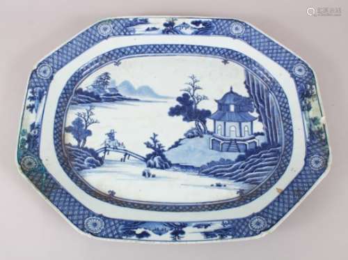 A GOOD 18TH / 19TH CENTURY CHINESE BLUE & WHITE PORCELAIN MEAT PLATTER, the platter decorated with