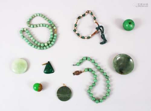 A GOOD MIXED LOT OF 19TH CENTURY CHINESE AGATE ITEMS, comprising of a bead necklace, a brooch, a