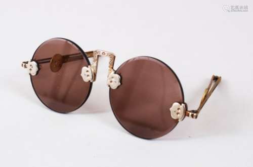 A VINTAGE PAIR OF CHINESE CIRCULAR FOILDING SUNGLASSES, 15CM WIDE.