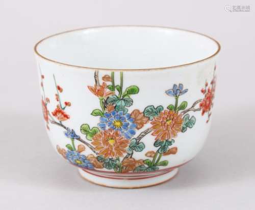A GOOD JAPANESE MEIJI PERIOD KAKIEMON PORCELAIN CUP, the body decorated in typical floral design,