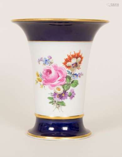 Kratervase mit Blumenbouquets / A vase with flower…