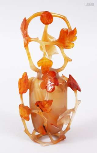 A VERY GOOD CHINESE CARVED AGATE FLORAL POT & COVER, the body delicately carved to depict sprays