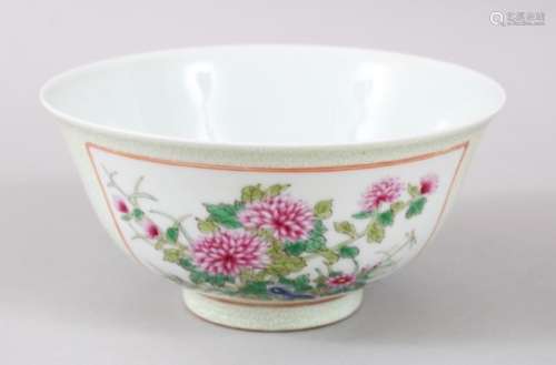 A GOOD 19TH / 20TH CENTURY CHINESE FAMILLE ROSE PORCELAIN BOWL, with panel decoration depicting