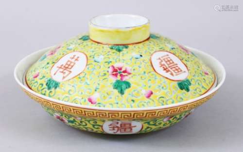 A CHINESE 19TH / 20TH CENTURY FAMILLE JAUNE PORCELAIN BOWL & COVER, decorated with panels of