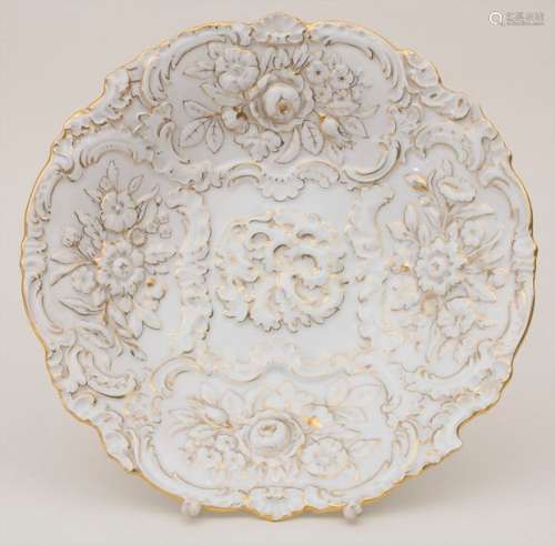 Prunkteller mit Blumenrelief / A splendid plate wi…