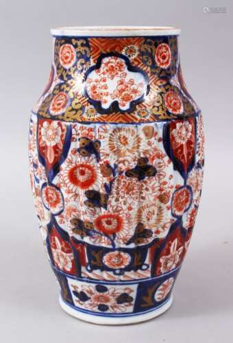 A JAPANESE MEIJI PERIOD IMARI PORCELAIN VASE, with floral decoration, 26cm high.