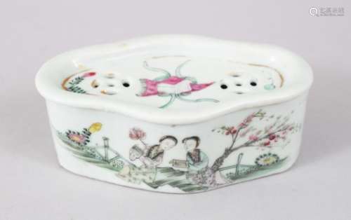 AN 18TH / 19TH CENTURY CHINESE FAMILLE ROSE PORCELAIN SOAP BOX & COVER, the body with native
