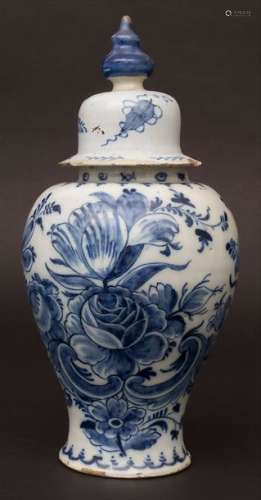 Deckelvase mit Blumendekor / A covered vase with f…