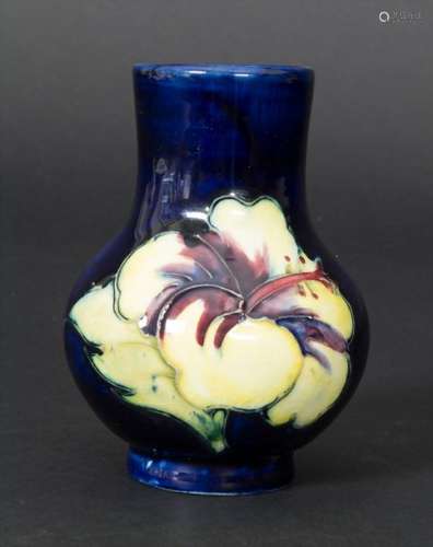 Kleine Vase mit Hibiskus Dekor / A small vase with…