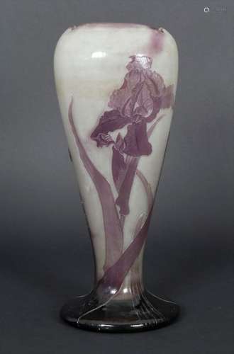 Große Jugendstil Vase mit Schwertlilien / A large …