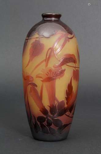 Jugendstil Vase mit Trompetenblumen / An Art Nouve…