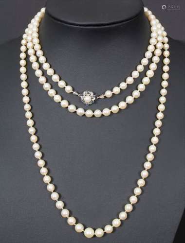 2 Perlenketten / Two pearl necklaces